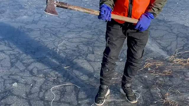 小哥起鱼桶爆网了。