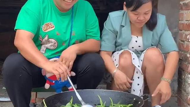 哎呀！怎么加了一包盐还是没味呢