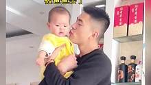 太搞笑了，宝宝对待爸妈的态度差这么多