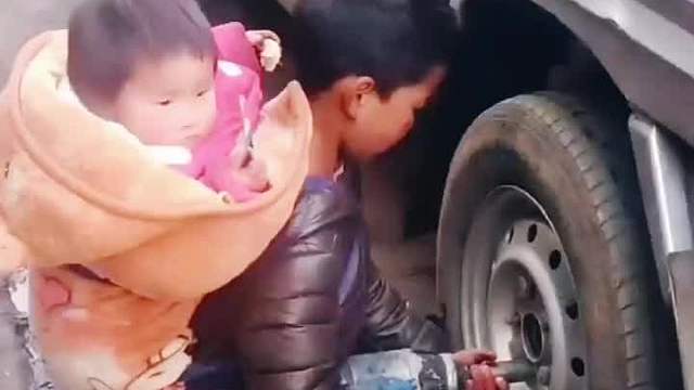 8岁男孩背着妹妹帮父母补胎，一气呵成 熟练的让人心疼！