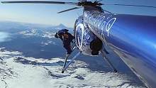 #跳伞 #高空跳伞 #滑翔伞 #危险动作请勿模仿 来看看阿尔瓦雷斯是如何飞越火山口的！