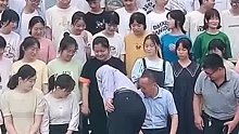 暖心一幕！拍毕业照时怕挡住后排学生，老师放倒椅子后坐下