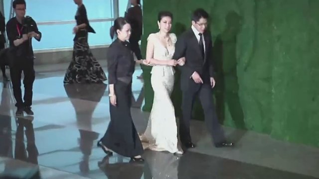 退役多年的郭晶晶重现经典跳水动作，霍启刚看呆，满脸都是宠溺