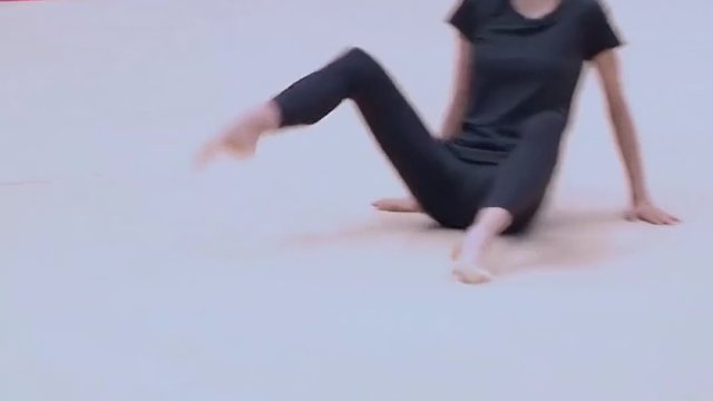 身材太好也烦恼！泳坛美女因发育过度放弃游泳，衣服都包不住了