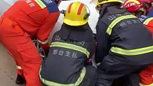 一辆轿车发生溜车，司机脚被卡住。消防人员到达现场后，发现无法使用器械，于是徒手将车辆抬离