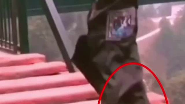 小伙穿着僵尸服玩高空项目，这下厉害了。