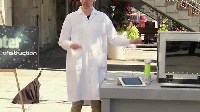 小哥路边大变活鸡，路人看的合不拢嘴