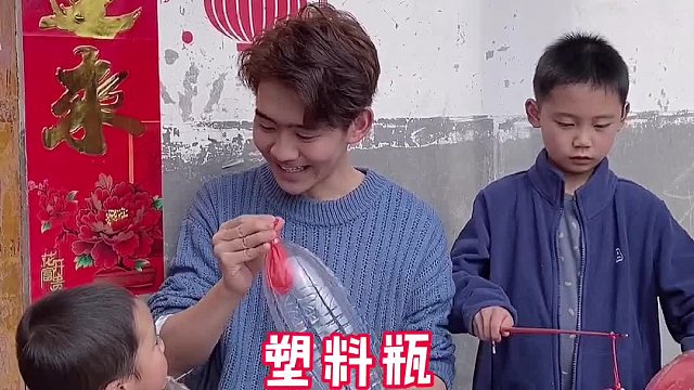 看见大外甥有灯笼玩，珠珠羡慕不已，舅舅必须给你安排！