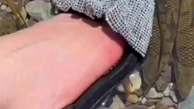 用脚也能钓鱼？我还是头一次见。