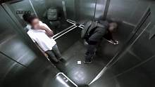 #外国人真会玩 小黑电梯里拉肚子，崩他人一脸