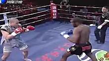 黑人拳王踢断武僧手臂，还当众跳舞挑衅，小伙冲上台骑着它暴打KO