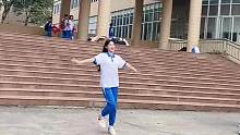 #姑娘在远方 女高中生在学校里跳舞，自信落落大方，充满青春的朝气，网友：真好，这才是青春的样子#青春