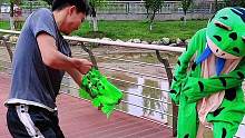 路人挑衅青蛙 结局才是亮点#网红青蛙 #这操作都看傻了 #意想不到的结局