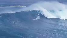 夏威夷的飓浪!这情景让人为之震撼一起跟着空中镜头来感受一下这份疯狂吧 。#尾崎八项 #冲浪 #极限运