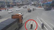 惊险！大货车路口撞翻电动车#政媒原创作者联盟 #守规则平安行 
