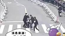 无语！四个人凑不出一双眼睛，斑马线都成保龄球场了#交通事故警示录 #道路千万条安全第一条 #斑马线 