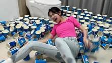 在卫生间摆满杯子，冰冰快急死啦