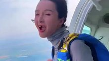女子跳伞脸被风吹到变形！门牙被风吹掉了2颗是万万没想到的