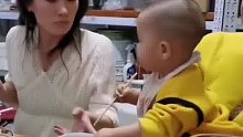 宝宝想吃碗里的东西，旁边姨姨逗他不给