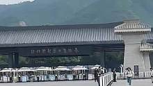 早上8点整还没开门的兵马俑，游客们蜂拥而上。网友：这是六国攻过来了吗？