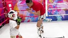 #少儿搏击 #格斗散打 #干货教学 一对一实战教学，孩子台上打，忙坏了台下各自阵营支招的教练！#搞笑