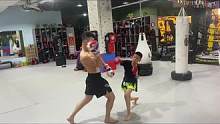给我一顿大摆拳
#mma综合格斗 #自由搏击