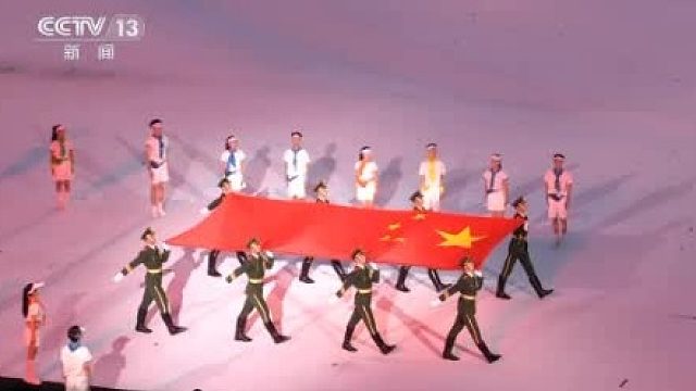 独家视频丨大运会开幕式五星红旗入场传递这一抹最美的中国红