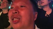许巍演唱会偶然拍到旁边男子跟唱激动落泪，这首歌大概是唱到了成年人的心坎里。#现场直击 #许巍 #旅行