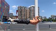 不太完美的街头静态力量  期待新的突破#专业动作请勿模仿 #极限运动#地心引力抓不住我 #乐山健身达