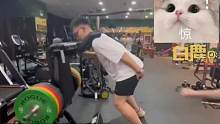 社死现场！男生好面子做大重量深蹲崩坏裤子，当事人：练蜜桃臀也不容易#健身房 #深蹲 