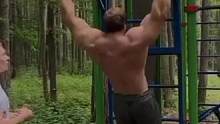 国外健身大佬，体重127公斤，引体向上50次！简直太强了#健身 #引体向上 #要做一个猛男 #户外健