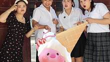 学校门口出现神秘冰淇淋，太阳热不化还踩不坏，这个冰淇淋能吃吗 #原创视频 #搞笑