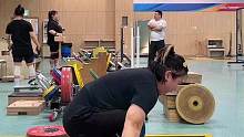垫人硬拉，又称赤字硬拉(Deficit Deadlift)，是举重和力量举的进阶训练动作。
无论你硬