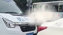 救护车被挡道，120司机急得下车劝让，目击者：怎么