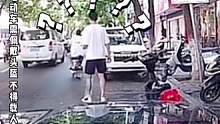 小伙还没加上电动车，同伴就把车骑走了。留小伙一脸懵。#监控下的一幕 #万万想不到 #惊呆了老铁这是什