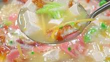 每到周末，我都会做这道白菜豆腐汤给家人喝，汤鲜味美#白菜豆腐汤