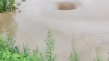 这是在黑龙江的网友拍摄的，她看到了一个很大的漩涡，这个漩涡一旦打开，后果不堪设想