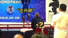 举重选手将杠铃扔到裁判席，差点“送”走裁判。。。#举重 #搞笑 