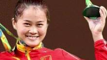 身高不足一米六的姑娘 面对外国选手耻笑 直接一举双破世界纪录 #邓薇  #举重  #世界纪录 
