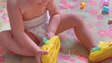 #记录孩子的点点滴滴 #我家小棉袄正在渐渐长大 一岁就知道拖鞋上床，半年了，越来越熟练了