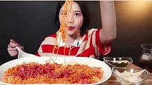 生牛肉配拉面大口大口塞很满足
#韩国吃货主播 #韩国料理 #爱美食爱生活 #妈呀太香了 #吃货日常