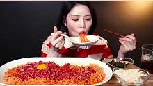 生牛肉配火鸡面，这样搭配绝了#韩国吃货主播 #韩国料理 #爱美食爱生活 #吃货日常 #好好吃饭