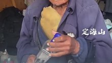 95岁老人吃饭配“深水炸弹”，“牛奶养胃 啤酒解渴 白酒提神”
