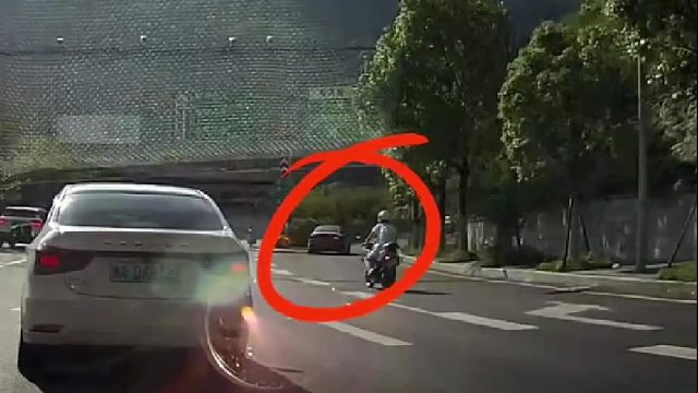 白色小车下高速不提前打转向，遇到后面摩托车追尾！