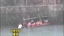 突降暴雨将游船掀翻，多人被困两位大哥挺身而出。乘风破浪成功救出所有游客。#救人瞬间 #暴雨