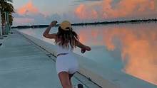 “海边 微风 夕阳 长板  ”这是你的理想吗？#滑板女孩 #运动女孩 #风和自由 #日落 #板女