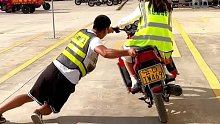摩托车教练带新学员练车，网友：当教练还是个力气活