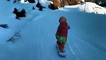 滑的不如一个3岁的娃#单板滑雪 #滑雪 #这里有个雪想请你滑一下 #滑雪 #这才是滑雪人的出场方式