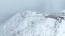 新疆阿勒泰迎来了秋后的第一场雪，距离畅快滑雪的日子越来越近了#滑雪 #滑雪场 #阿勒泰 