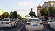 8月15日（发布时间）#安徽 网友等红绿灯时，前车#溜车 ，旁边警察发现后喊话提醒，仍撞到后车...
